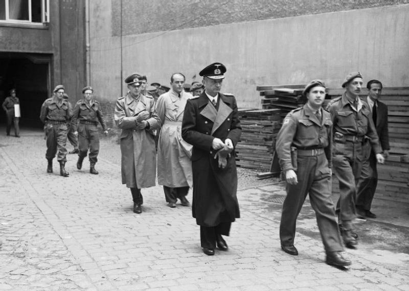 Le 23 mai 1945 trois membres du gouvernement de flensbourg